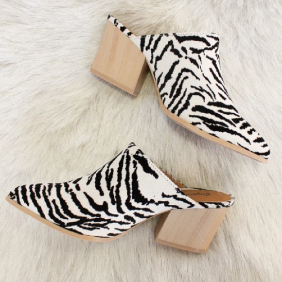 Twilight Safari Zebra Pointed Toe Chunky Heeled Mule - Picture 4 of 7